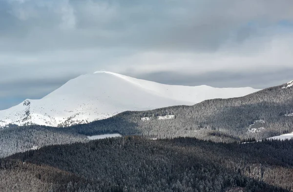 Montagne carpatiche innevate invernali, Ucraina — Foto Stock