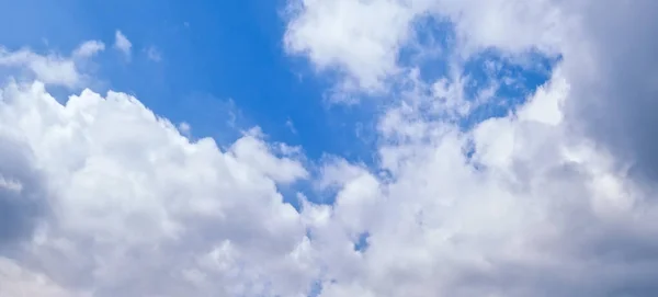 Синій фон неба з хмарами — стокове фото
