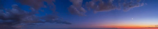 Pôr do sol céu fundo com nuvens e lua — Fotografia de Stock