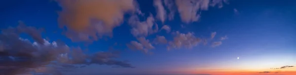 Sol céu fundo com nuvens, estrelas e Lua — Fotografia de Stock