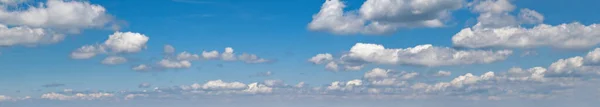 Blauer Himmel Hintergrund mit Wolken — Stockfoto