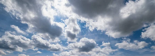 Blauer Himmel Hintergrund mit Wolken — Stockfoto