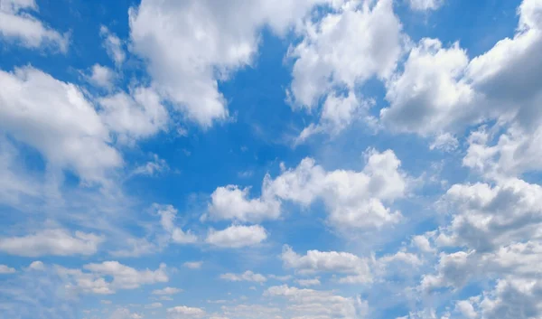 Blauwe lucht achtergrond met wolken — Stockfoto