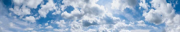 Blauwe lucht achtergrond met wolken — Stockfoto