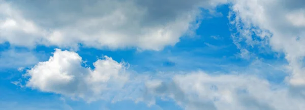 Blauwe lucht achtergrond met wolken — Stockfoto