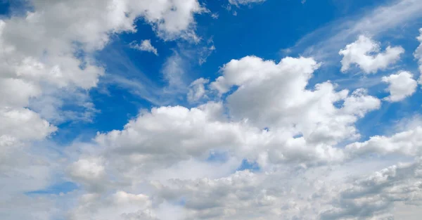 Blauwe lucht achtergrond met wolken — Stockfoto