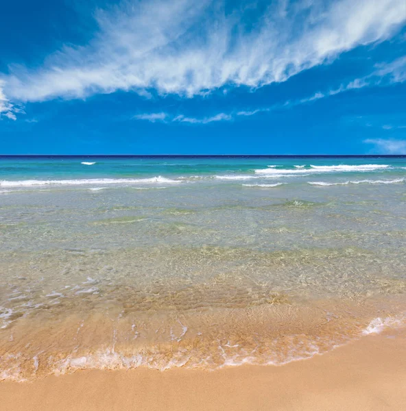 Zee surf op strand. — Stockfoto