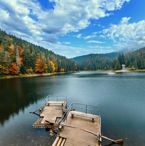 Lago Synevyr vista de outono . — Fotografia de Stock