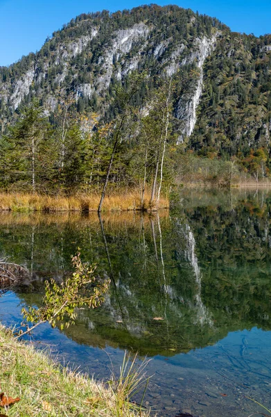 Peaceful autumn Alps mountain lake with clear transparent water — Stock Photo, Image