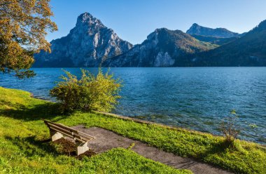 Huzurlu sonbahar Alpleri dağ gölü. Sabah görüşü Traunsee lak 'a