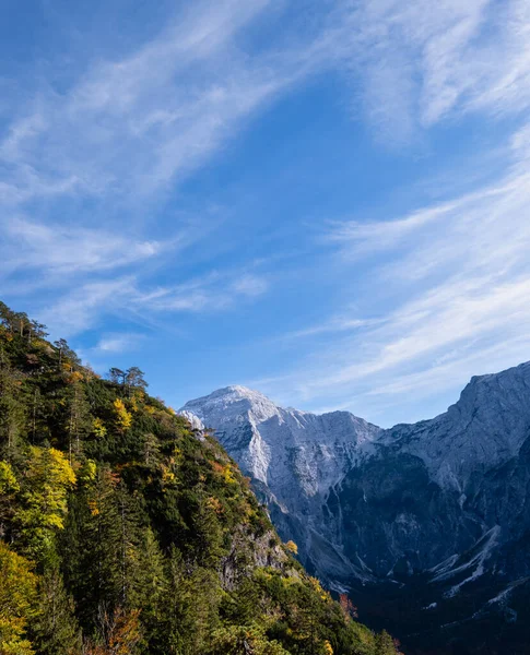 Céu idílico ensolarado acima da cena alpina de outono colorida. Tranquilo r — Fotografia de Stock