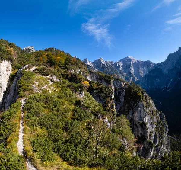 Sonnige farbenfrohe herbstliche Alpenlandschaft. friedlicher felsiger Bergblick — Stockfoto