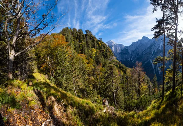 Zonnige kleurrijke herfst alpine scene. Rustige rotsachtige berg uitzicht — Stockfoto