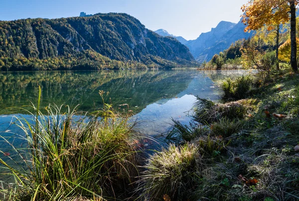 Lago sereno de los Alpes otoñales con aguas transparentes — Foto de Stock