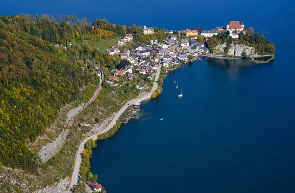 Klidný podzim Alpy hora Traunsee jezero a Traunkirchen vlek — Stock fotografie