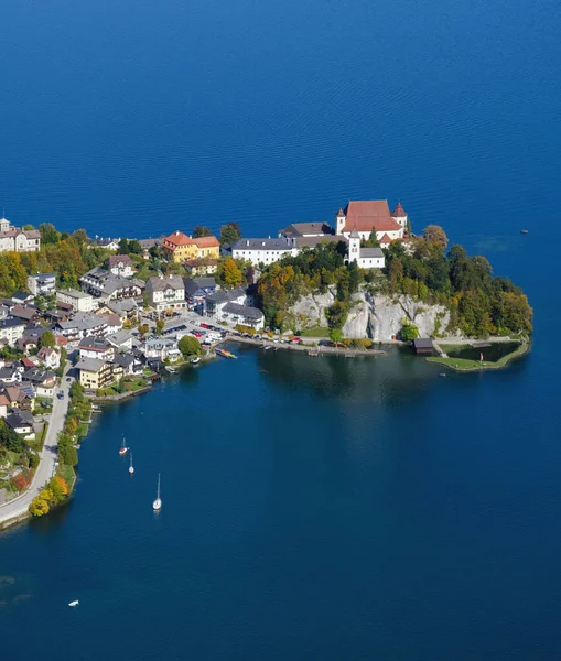 Ειρηνικό φθινόπωρο Άλπεις βουνό Traunsee λίμνη και Traunkirchen ρυμούλκησης — Φωτογραφία Αρχείου