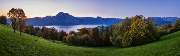 Peaceful autumn Alps mountain lake. Sunrise view to Traunsee lak — Stock Photo, Image