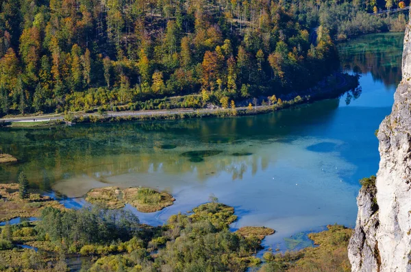 Vista desde los Alpes hasta el otoño lago de montaña con transparente claro —  Fotos de Stock