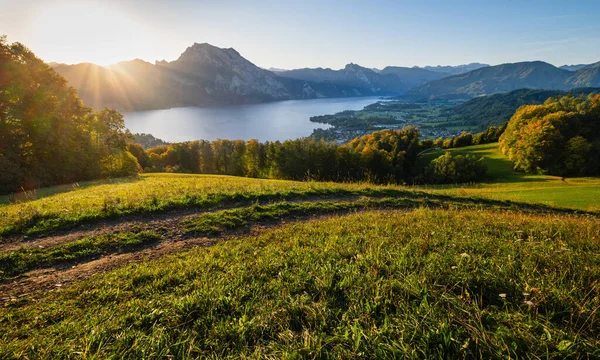 Spokojne jesienne Alpy górskie jezioro. Widok na wschód słońca do Traunsee lak — Zdjęcie stockowe