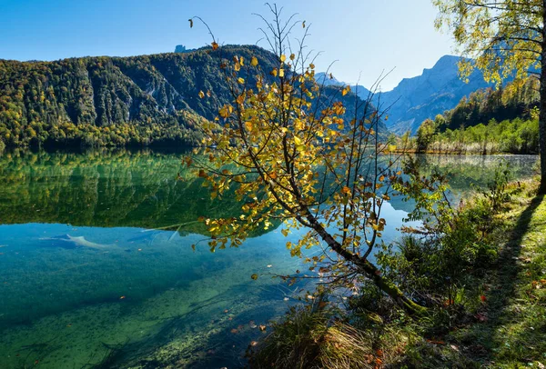 Paisible automne Alpes lac de montagne avec une eau claire et transparente — Photo