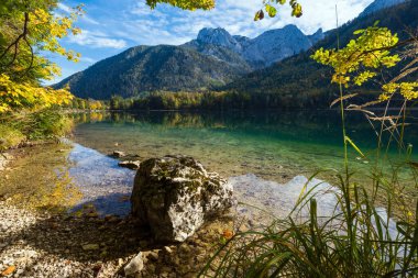 Berrak şeffaf suyla huzurlu sonbahar Alpleri dağ gölü 