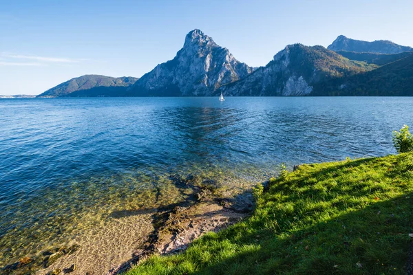 Pacíficos Alpes otoñales lago de montaña. Vista matutina a Traunsee lak — Foto de Stock