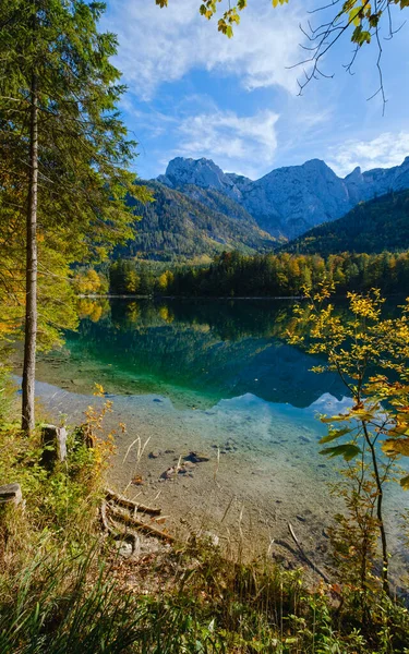 Lago sereno de los Alpes otoñales con aguas transparentes — Foto de Stock