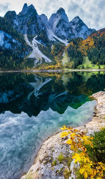 Berrak şeffaf suyla huzurlu sonbahar Alpleri dağ gölü — Stok fotoğraf