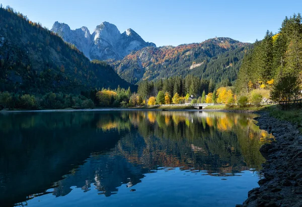 Ruhe im Herbst Alpen Bergsee mit klarem, transparentem Wasser — Stockfoto