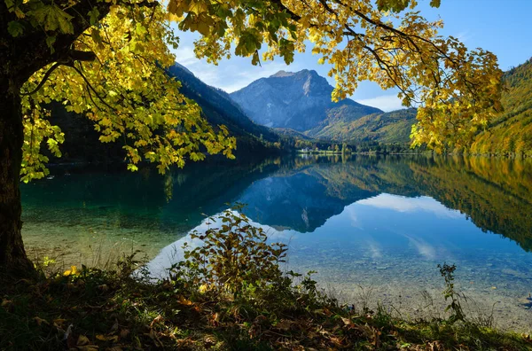 透明な水で穏やかな秋のアルプスの山の湖 — ストック写真
