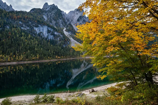 Lago sereno de los Alpes otoñales con aguas transparentes — Foto de Stock