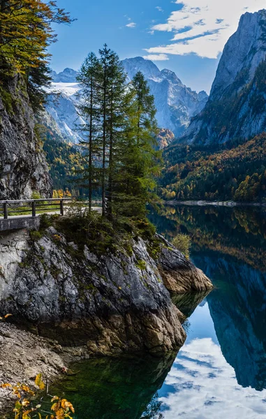 Lugnt höst Alperna fjällsjö med klart transparent vatten — Stockfoto