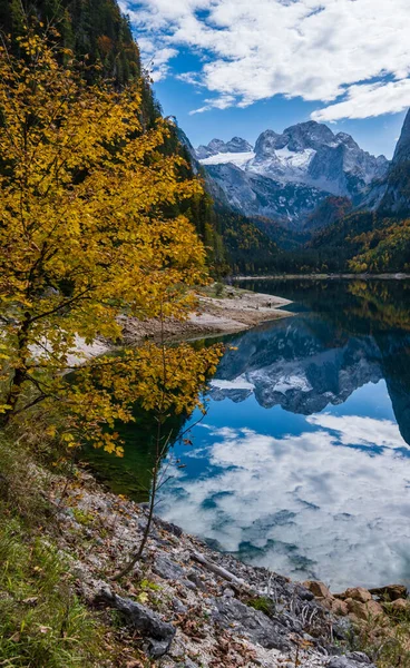 Lago sereno de los Alpes otoñales con aguas transparentes — Foto de Stock