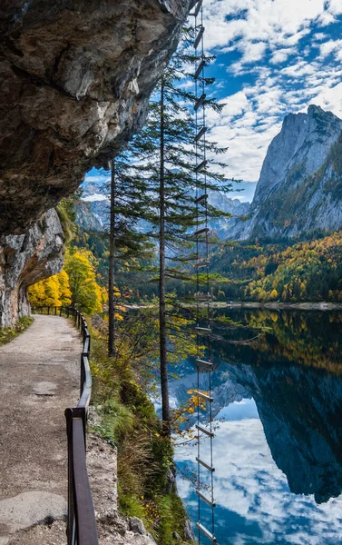 Herbstlicher Alpenblick. Ruhiger Bergsee mit klarem Wasser — Stockfoto