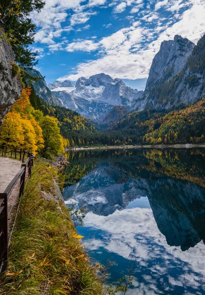 Lago sereno de los Alpes otoñales con aguas transparentes — Foto de Stock