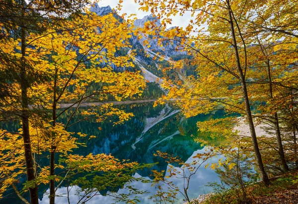 Lago sereno de los Alpes otoñales con aguas transparentes — Foto de Stock