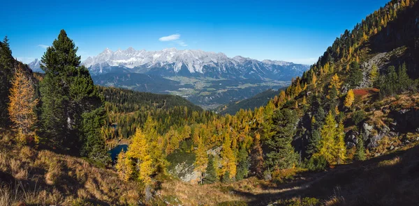 Klidné podzimní Alpy horské jezero s průzračnou vodou a — Stock fotografie