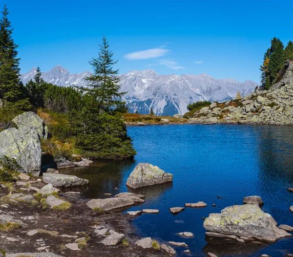 平静的秋天阿尔卑斯山湖清澈透明的水和 — 图库照片
