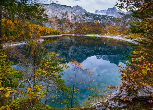 上奥地利州的Picturesque Hinterest r Gosausee湖 秋天的阿尔卑斯山m — 图库照片