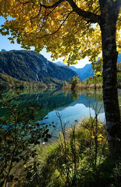 맑은 투명 한물이 흐르는 평화 로운 가을 알프스산맥의 호수 — 스톡 사진