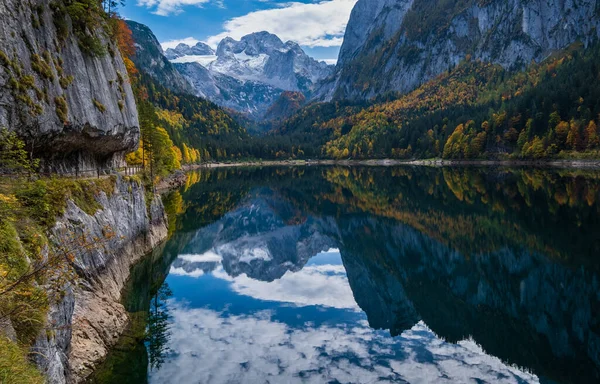 Alpes de outono pacífica lago de montanha com água transparente clara — Fotografia de Stock