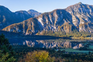 Huzurlu bir sonbahar sabahı, Alpler dağı gölü, şeffaf şeffaf.