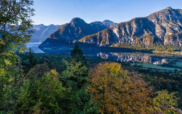 Apacible mañana otoño Alpes montaña lago con transparente claro —  Fotos de Stock