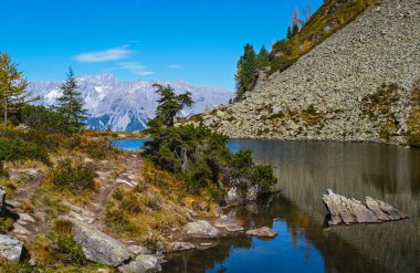 Sakin sonbahar Alpleri dağ gölü berrak şeffaf suyla ve 