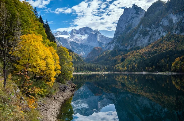 Alpes de outono pacífica lago de montanha com água transparente clara — Fotografia de Stock