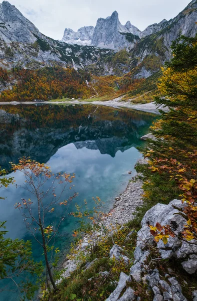 Malebné jezero Hinterer Gosausee, Horní Rakousko. Podzimní Alpy m — Stock fotografie