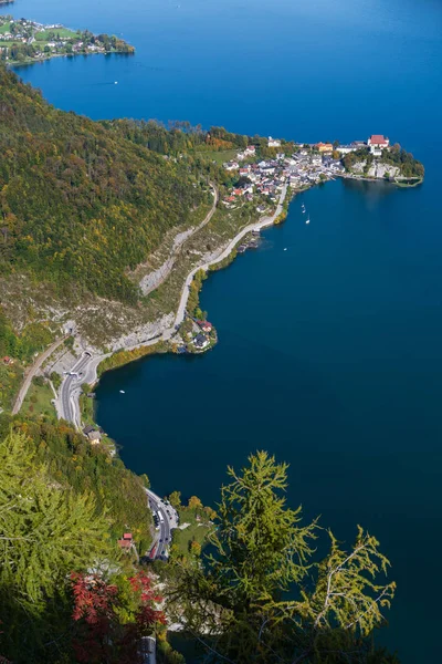 Klidný podzim Alpy hora Traunsee jezero a Traunkirchen vlek — Stock fotografie