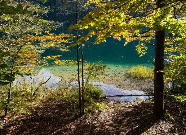 Lago sereno de los Alpes otoñales con aguas transparentes — Foto de Stock