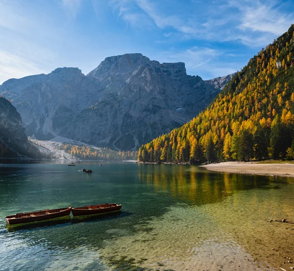 Podzimní klidné alpské jezero Braies nebo Pragser Wildsee. Fanes-Sen — Stock fotografie