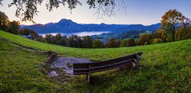 Huzurlu sonbahar Alpleri dağ gölü. Traunsee lak 'a gün doğumu görünümü